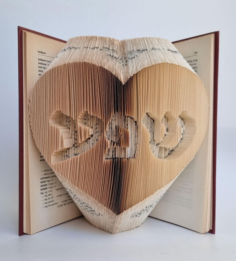 ספר מקופל עם שם בתוך לב